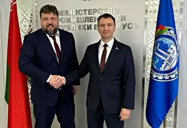 Александр Ефимов (справа) и Павел Косов провели заинтересованный обмен мнениями о возможностях освоения новых ниш в сотрудничестве.