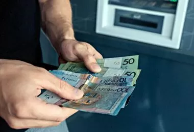 Средняя зарплата в Беларуси в январе снизилась сразу на 355,6 бел руб