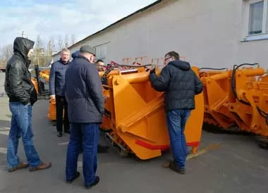Амкодор представил линейку своих универсальных погрузчиков фермерам из Литвы