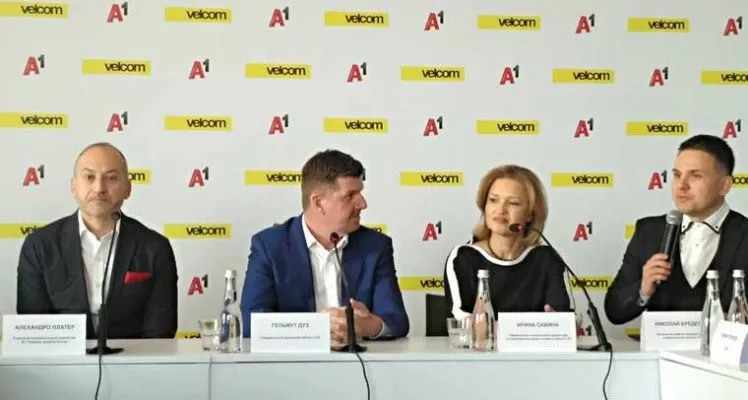 На фото (слева направо): главный операционный директор А1 Telekom Austria Group Алехандро Платер, генеральный директор velcom|A1 Гельмут Дуз, заместитель генерального директора по потребительскому сегменту velcom|A1 Ирина Савина, начальник отдела корпоративных коммуникаций Николай Бределев на пресс-конференции 8 апреля. Фото А. Хмельницкого.