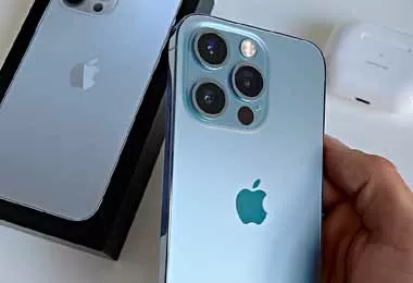 Средняя стоимость последней модели iPhone в РФ в российских рублях увеличилась на 7% за неделю, в долларах — снизилась