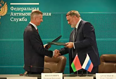 Документ подписали министр антимонопольного регулирования и торговли Республики Беларусь Владимир Колтович (слева) и руководитель Федеральной антимонопольной службы Игорь Артемьев. Фото mart.gov.by Документ подписали министр антимонопольного регулирования и торговли Республики Беларусь Владимир Колтович (слева) и руководитель Федеральной антимонопольной службы Игорь Артемьев. Фото mart.gov.by