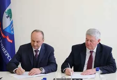 Соглашение подписали первый заместитель председателя правления ОАО «АСБ Беларусбанк» Александр Поливко (слева) и ректор БГТУ Игорь Войтов. Фото belarusbank.by
