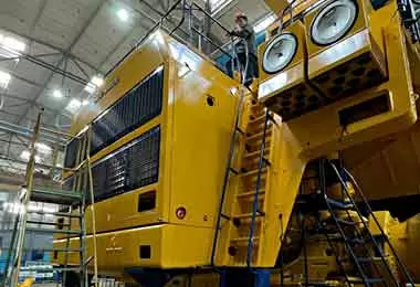 БелАЗ начал сборку 220-тонного самосвала с новым российским двигателем
