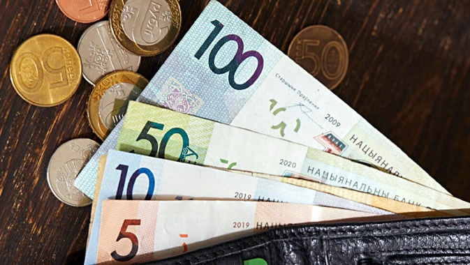 Средняя зарплата в Беларуси в мае выросла на 50,6 бел руб
