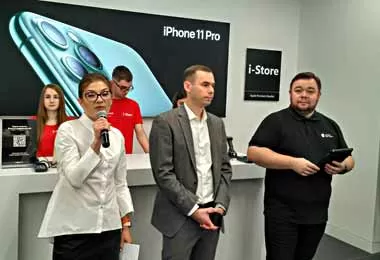 На фото: руководитель APR проектов по СНГ Apple Надежда Дамарад, директор Унитарного предприятия «АСБК» (ТМ i-Store) Алексей Яглов и сертифицированный тренер Apple Александр Михайленко во время открытия нового магазина i-Store в Минске. Фото А. Хмельницкого