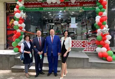 В церемонии открытия нового магазина приняли участие посол Беларуси в Армении Игорь Назарук и дипломаты посольства, а также члены их семей. Фото armenia.mfa.gov.by