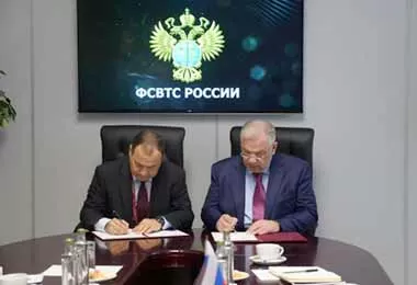 Подписи под документом поставили председатель Государственного военно-промышленного комитета Беларуси Роман Головченко (слева) и директор Федеральной службы по военно-техническому сотрудничеству России Дмитрий Шугаев. Фото vpk.gov.by