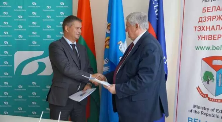 Подписи под документом поставили председатель правления ОАО «Белинвестбанк» (слева) и Андрей Бриштелев и ректор БГТУ Игорь Войтов. Фото belinvestbank.by