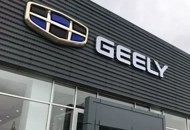 Geely приостановила отгрузки автомобилей российским дилерам
