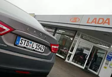 Продажи автомобилей LADA в ЕС в сентябре рухнули почти на 40%