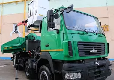 МАЗ представил новую спецмашину для измельчения древесины
