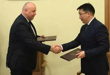 Подписи под соглашением поставили министр сельского хозяйства и продовольствия Беларуси Анатолий Хотько и исполняющий обязанности госсекретаря Министерства продовольствия, сельского хозяйства и легкой промышленности Монголии Жамбалцэрэн Тумур-Уяа. Фото mshp.gov.by Подписи под соглашением поставили министр сельского хозяйства и продовольствия Беларуси Анатолий Хотько и исполняющий обязанности госсекретаря Министерства продовольствия, сельского хозяйства и легкой промышленности Монголии Жамбалцэрэн Тумур-Уяа. Фото mshp.gov.by