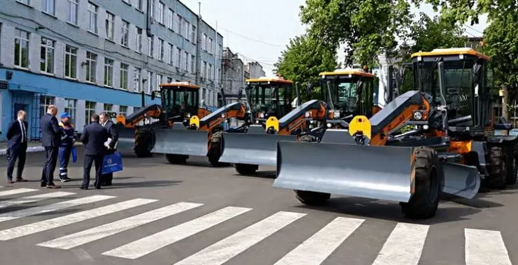 Амкодор передал первую партию новых автогрейдеров дорожникам Минской области Амкодор передал первую партию новых автогрейдеров дорожникам Минской области