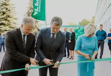 В открытии магазина приняли участие генеральный директор ОАО «Управляющая компания холдинга «Бобруйскагромаш» Надежда Лазаревич, заместитель министра промышленности Александр Огородников и председатель городского исполнительного комитета г. Бобруйска Александр Студнев. В открытии магазина приняли участие генеральный директор ОАО «Управляющая компания холдинга «Бобруйскагромаш» Надежда Лазаревич, заместитель министра промышленности Александр Огородников и председатель городского исполнительного комитета г. Бобруйска Александр Студнев.