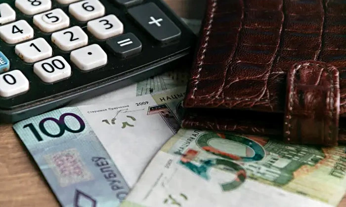 Средняя зарплата в Беларуси в июле выросла почти на 68 бел руб