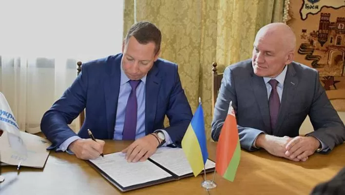 Председатель правления ПАО АБ «Укргазбанк» Кирилл Шевченко (слева) и посол Республики Беларусь в Украине Игорь Сокол во время подписания допсоглашения. Фото ukraine.mfa.gov.by