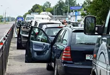 Госпогранкомитет отмечет двукратный рост очередей легковых авто на въезд ЕС