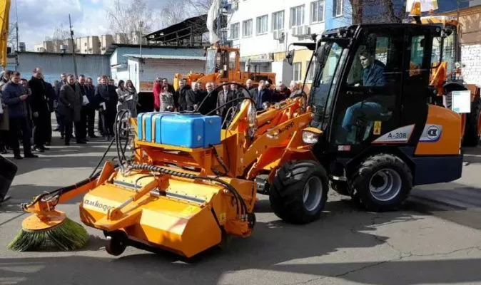 Представителям служб ЖКХ была продемонстрирована в работе новинка – универсальный погрузчик АМКОДОР 308, оснащенный щеткой с бункером и омыванием. Представителям служб ЖКХ была продемонстрирована в работе новинка – универсальный погрузчик АМКОДОР 308, оснащенный щеткой с бункером и омыванием.