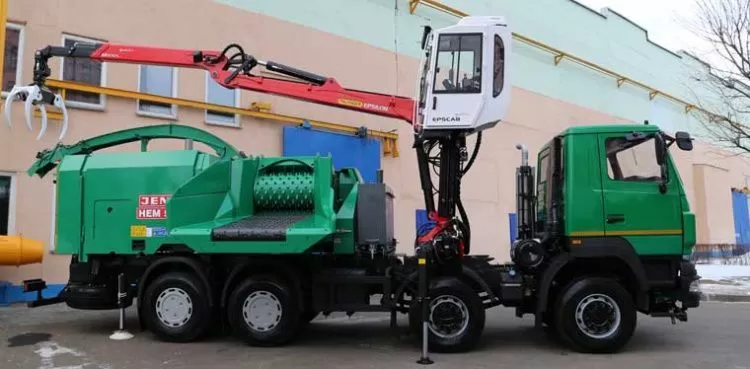 Автомобиль состоит из трех основных частей: мазовского шасси с колесной формулой 8x4, рубильной установки немецкой компании Jenz и гидравлического манипулятора. Автомобиль состоит из трех основных частей: мазовского шасси с колесной формулой 8x4, рубильной установки немецкой компании Jenz и гидравлического манипулятора.