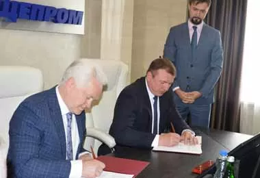 belgispischeprom_eurotorg.jpg Подписи под соглашением поставили генеральный директор ООО «Евроторг» Андрей Зубков (слева) и председатель концерна «Белгоспищепром» Анатолий Бубен. Фото bgp.by
