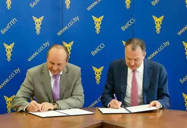 Со стороны БелТПП документ подписал председатель Владимир Улахович (справа), со стороны ОАО «АСБ Беларусбанк» – первый заместитель председателя правления Александр Поливко.