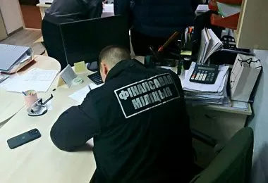 Схема сокрытия выручки и выплаты зарплаты «в конвертах» в сфере такси пресечена в Гомеле