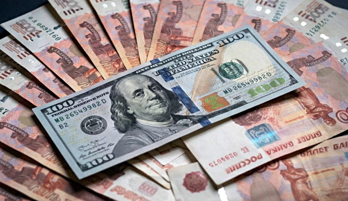 Ослабление белорусского рубля связано с динамикой российской валюты — Головченко
