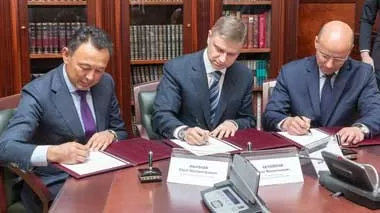 Подписи под документом поставили (слева направо) председатель правления АО «НК «КТЖ» Сауат Мынбаев, гендиректор – председатель правления ОАО «РЖД» Олег Белозеров и начальник БЖД Владимир Морозов. Подписи под документом поставили (слева направо) председатель правления АО «НК «КТЖ» Сауат Мынбаев, гендиректор – председатель правления ОАО «РЖД» Олег Белозеров и начальник БЖД Владимир Морозов.