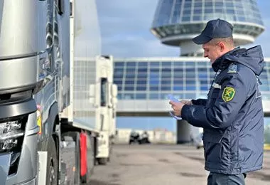 Лукашенко расширил полномочия таможенных органов при контроле за международными автоперевозками в Беларуси
