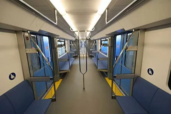 Для внутреннего дизайна новых вагонов метро характерны применение светлых оттенков цветов, лаконичные формы и цельность пространства.