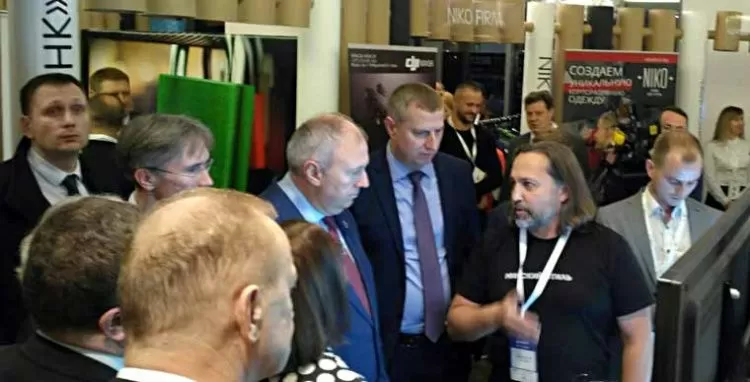 Премьер министр Сергей Румас и министр экономики Дмитрий Крутой знакомятся с выставкой инновационных проектов в рамках Всемирной недели предпринимательства. Фото А. Хмельницкого