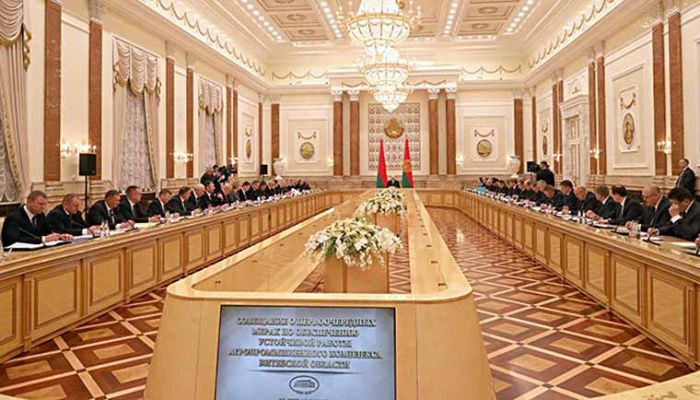 Лукашенко снова потребовал наладить эффективную работу предприятий АПК Витебской области