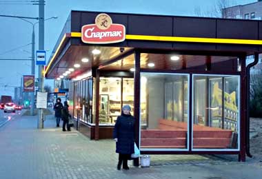 Кондитерская фабрика «Спартак» открыла в Гродно три фирменных магазина на остановках общественного транспорта