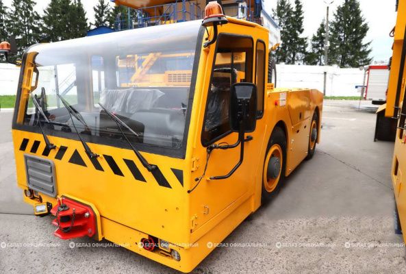 БелАЗ завершил заводские испытания новой модели аэродромного тягача