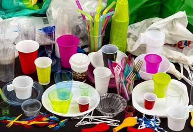 МАРТ определил список одноразовой посуды, которую запретят в общепите