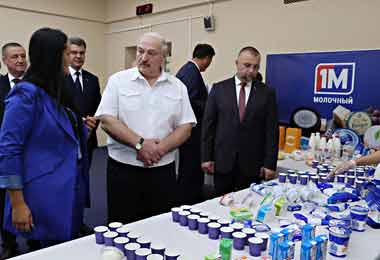 Лукашенко потребовал до конца года наладить производство упаковки для продуктов питания