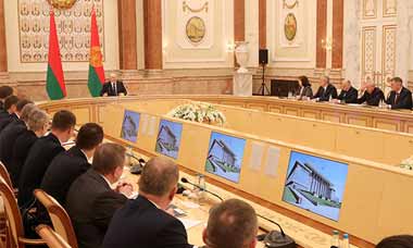 Лукашенко потребовал от нового правительства защитить внутренний рынок от импорта
