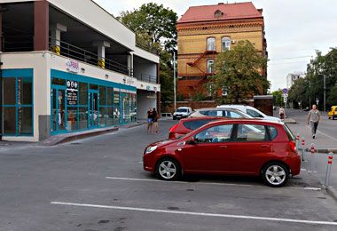 Для офлайна важна такая «мелочь» как парковка – далеко ли она от магазина, свободна ли.