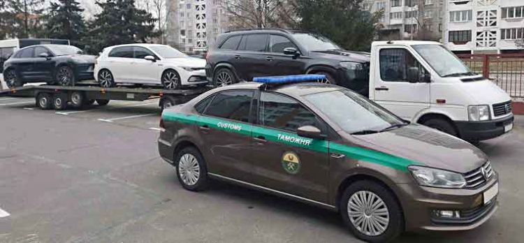 Незаконный вывоз из Беларуси в Россию легковых авто и квадроциклов пресекла белорусская таможня