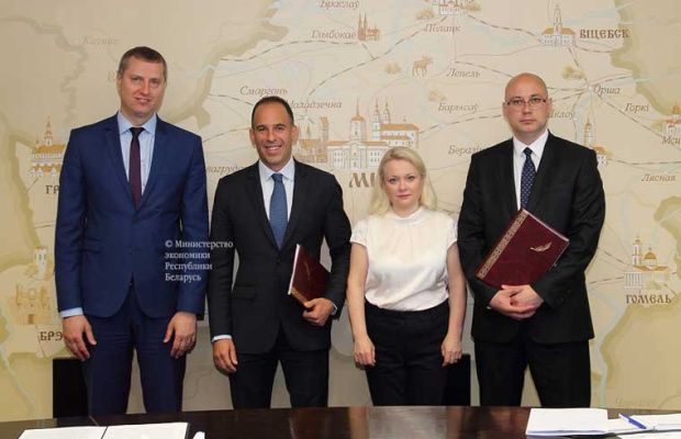 На фото (слева направо): министр экономики Беларуси Дмитрий Крутой, глава регионального представительства МФК по Беларуси, Молдове, Украине Джейсон Пеллмер, глава представительства МФК в Беларуси Ольга Щербина и замминистра экономики Беларуси Дмитрий Матусевич. Фото economy.gov.by