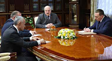 Лукашенко раскритиковал ситуацию в банковской сфере Беларуси