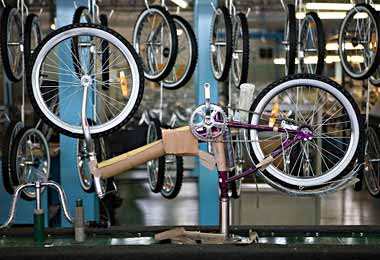 Лукашенко призвал развивать производство велосипедов в Беларуси