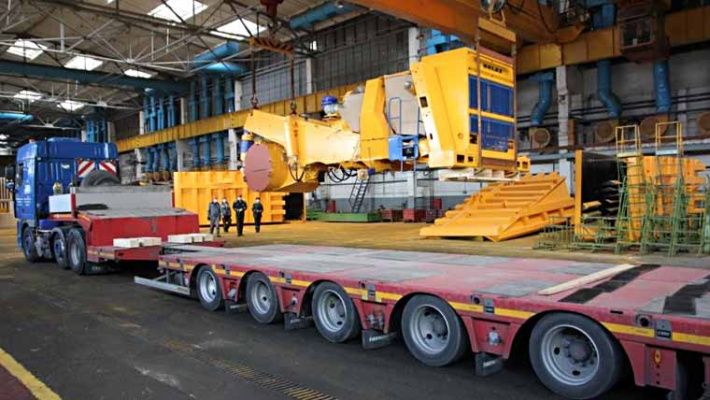 Машинокомплект БЕЛАЗ-7513 грузят для транспортировки на медный карьер «Елаците» 