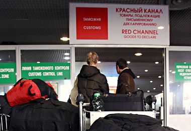 Таможня напомнила о правилах декларирования наличных денег, перемещаемых за границу в адрес собственника проданной в Беларуси квартиры