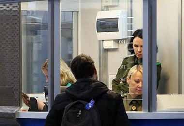 Уклонистам от службы в армии могут ограничить выезд за границу 