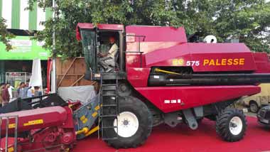 Гомсельмаш представил зерноуборочный комбайн GS575 на выставке в Индии