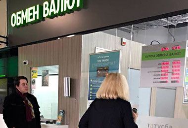 Население Беларуси продало банкам в январе 138,2 млн долл наличной валюты на чистой основе