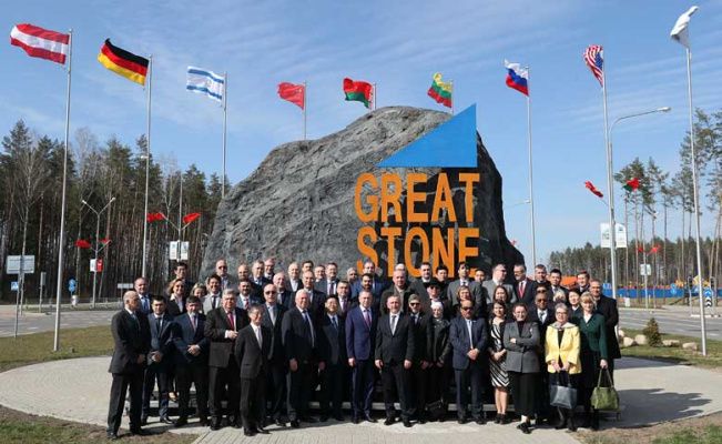 Организаторами мероприятия выступили Министерство иностранных дел, государственное учреждение «Администрация Китайско-Белорусского индустриального парка «Великий камень», Посольство Китая в Республике Беларусь. Среди участников – порядка 60 иностранных дипломатов.