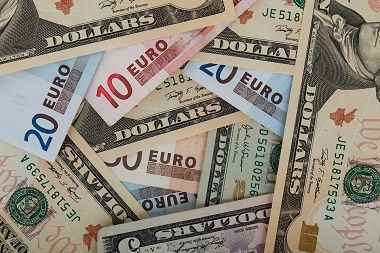 Доллар и евро возобновили рост на торгах БВФБ 26 июля, курс российского рубля продолжил снижаться